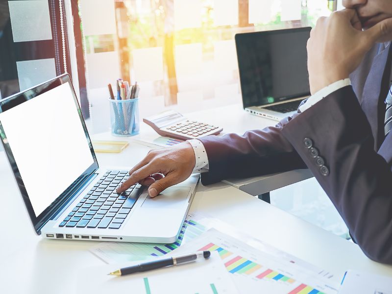 uomo che digita sui tasti di un computer