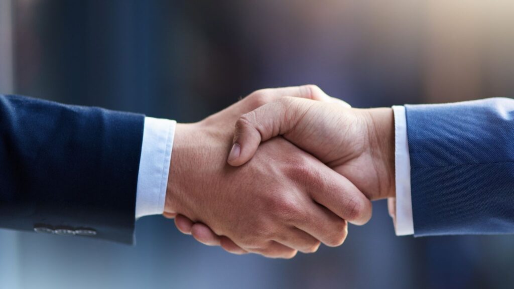 due mani si stringono a simbolo del diventare partner Gold la Tesoreria