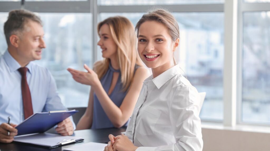 ragazza e due altre persone in ufficio