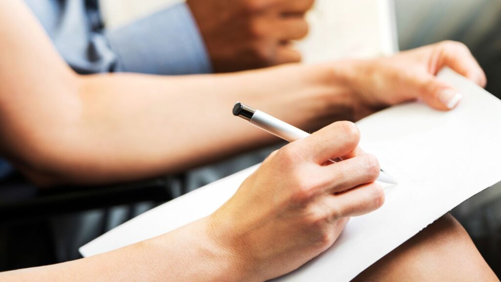 persone prendono appunti